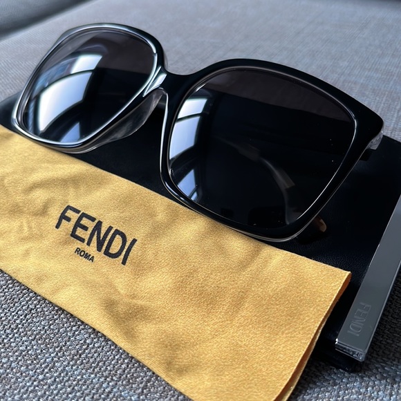 FENDI Sunglasses - Picture 3 of 5